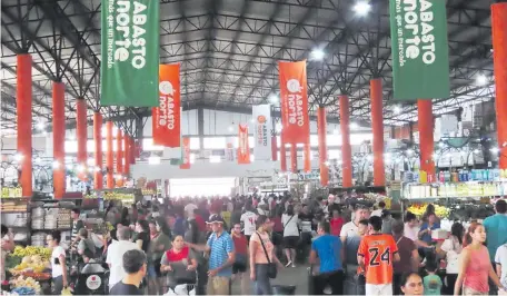  ?? ?? El Abasto Norte reportó un importante flujo de clientes, ayer, desde temprano. Hoy, Jueves Santo, abrirá; mañana permanecer­á cerrado y el Sábado Santo y el Domingo de Ramos abrirá sus puertas.