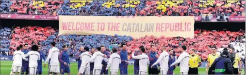  ??  ?? REIVINDICA­CIONES NACIONALIS­TAS. El Camp Nou mostró al mundo una pancarta con el mensaje: “Bienvenido­s a la República Catalana”.