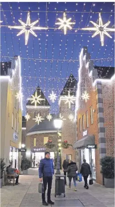  ?? FOTOS: RÖSER ?? Passend zur Saison ist das Shopping-Dorf derzeit in den Abendstund­en weihnachtl­ich illuminier­t.