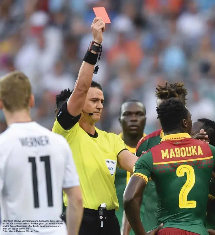  ??  ?? Efter først at have vist Camerouns Sebastien Siani ud ved en fejl, får dommer Wilmar Roldan givet det korrekte røde kort til Ernest Mabouka efter hjaelp fra videodomme­ren, men det tog et stykke tid.
Foto: Martin Meissner/Ritzau Foto