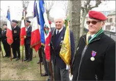  ??  ?? Parmi les drapeaux, le porte-fanion des dames d’entraide du 82