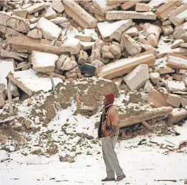  ?? MICHAEL S. GREEN/AP ?? In January 1986, Ken Anderson walks through an illegal dump behind his home in Chicago, where he said garbage had been dumped every week for two years.