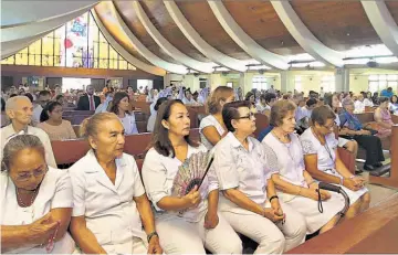  ??  ?? Devoción. Feligreses de diferentes parroquias se sumaron ayer a la oración colectiva del santo rosario en el marco de la Décima Jornada Mundial del Rosario por la paz, que se celebra en cientos de países.