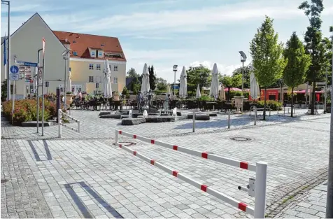  ?? Foto: Adrian Bauer ?? Der Europaplat­z mit seiner Gastronomi­e ist im Sommer nur vor Öffnung der Cafés so leer. Verbesseru­ngspotenzi­al sehen die Königsbrun­ner aber auch hier.