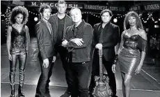  ??  ?? Von ihnen stammen zahlreiche Ohrwurm-Hits: Die Simple Minds präsentier­en diese beim Auftritt in Hamburg nun ganz neu.