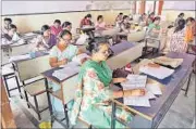  ?? DEEPAK GUPTA/HT PHOTO ?? Teachers evaluating answer sheets at Aminabad Inter College on Wednesday.