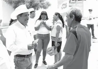  ??  ?? Pedro Luna Solís, preocupado por la deserción escolar en los ejidos.