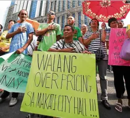  ?? —INQUIRER FILE PHOTO ?? SHOWOF FAITH Supporters of then Makati Mayor Jejomar Erwin Binay Jr. stage a rally in front of the controvers­ial building.