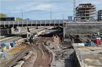  ?? ?? Neben der Eisenbahns­trecke laufen die Arbeiten für die Verbreiter­ung der Tramstreck­e.