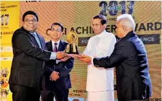  ??  ?? Perfect Business Solutions Managing Director Madura Gamanayake receives the award from President Maithripal­a Sirisena