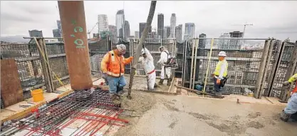  ?? Al Seib Los Angeles Times ?? AT AN L.A. SITE, workers pour concrete made from the Canadian materials, which some builders prefer over local gravel.