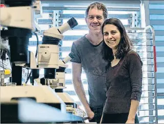  ?? CÉSAR RANGEL ?? Lehner y Vavouri, en un laboratori­o del Centre de Regulació Genòmica (CRG)