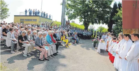  ?? FOTO: KARL BENTELE ?? Bei schönem Wetter feiern zahlreiche Gattnauer und Kressbronn­er Christi Himmelfahr­t auf dem Nunzenberg.