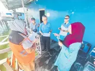  ?? ?? TURUN PADANG: Chew sekali lagi turun ke lokasi kejadian rumah roboh untuk meninjau suasana.