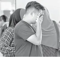  ?? — Gambar Bernama ?? TIDAK MENGAKU SALAH: Remaja lelaki mengaku tidak bersalah di Mahkamah Majistret Selayang semalam atas pertuduhan merogol seorang remaja perempuan dipercayai anak seorang penggiat seni tanah air.