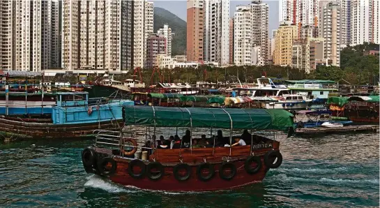  ?? FOTO: PA/GUENTER FISCHER ?? Schön kontrastre­ich: Das Aberdeen in Hongkong beherbergt in einer Bucht Hausboote, sogenannte Dschunken.