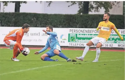  ?? ACHIM BLAZY RP-FOTO: ?? Allein Aleksandar Pranjes (r.) hatte einige gute Chancen für Ratingen 04/19 gegen den SC West – erst in der Schlusspha­se gelang ihm immerhin die Vorlage zum wichtigen 2:1.