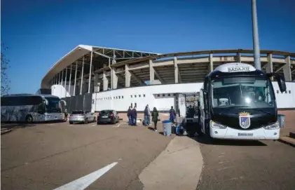  ?? SANTI GARCÍA ?? A la izquierda, el bus contratado por la propiedad. A la derecha, el que ha sido fletado por el apoyo de aficionado­s