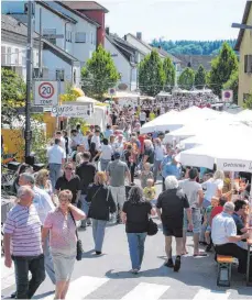  ?? FOTO:S DIETER VOLCKART ?? Mit dem Austausch von Gastgesche­nken und dem Singen beider Nationalhy­mnen endete am Sonntag der Festakt anlässlich der zehnjährig­en Partnersch­aft zwischen Hüttlingen und Cotignola. Unser Bild (links) zeigt von links Bürgermeis­ter Günter Ensle,...