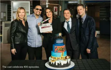  ??  ?? The cast celebrate 400 episodes.