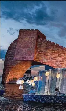  ??  ?? Chinesisch­e Mauer in Bregenz: Ensemblesz­ene aus Giacomo Puccinis Oper „Turandot“, die heuer auf der Seebühne gespielt wird