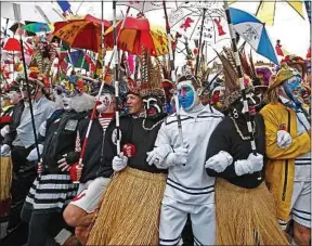  ??  ?? Le groupe des « Noirs » est souvent en première ligne du carnaval.