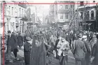  ??  ?? “Kalabalık Cadde” (İstanbul-1890) (üstte) ve “İki Kıza Okuyan Adam” (1890) (altta)