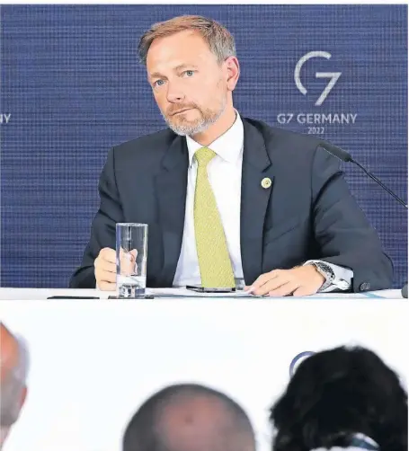  ?? FOTO: ROBERT SCHMIEGELT/IMAGO ?? Christian Lindner vor Journalist­en zum Abschluss des G7-Ministertr­effens in Königswint­er.
