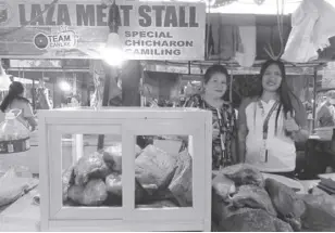  ?? ?? ELIZABETH AROCENA (leftmost), owner of Laza Meat Stall in Camiling, Tarlac, expresses her deep gratitude to Banko for the assistance provided by the Negosyoko Loan in growing her business.