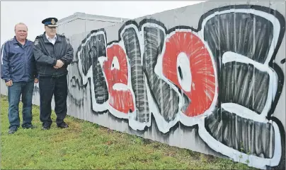  ?? COLIN MACLEAN/JOURNAL PIONEER ?? Dave Ellis, a youth outreach worker, left, and Summerside Police Chief Dave Poirier with a graffiti tag scrawled on private property. Summerside has seen a recent upswing in the frequency of graffiti vandalism, but police believe they are close to charging someone.