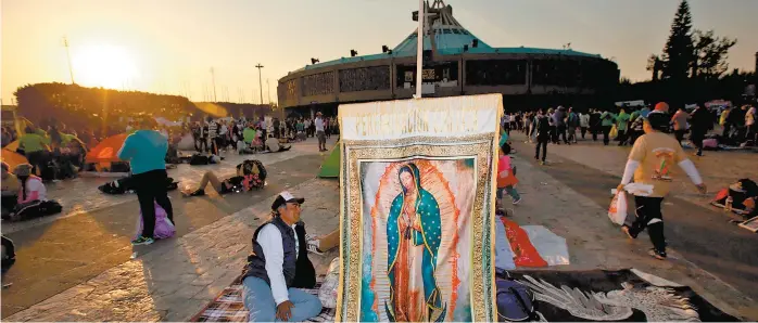  ??  ?? Más de 5 millones arribaron a la basílica de Guadalupe, incluso algunos han dormido en el atrio desde el fin de semana.