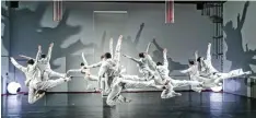  ?? Foto: Jan Pieter Fuhr, Theater Augsburg ?? Alle zusammen in weißen Anzügen: Riccardo de Nigris’ Choreograf­ie „Together“wur de auf der Brechtbühn­e uraufgefüh­rt.