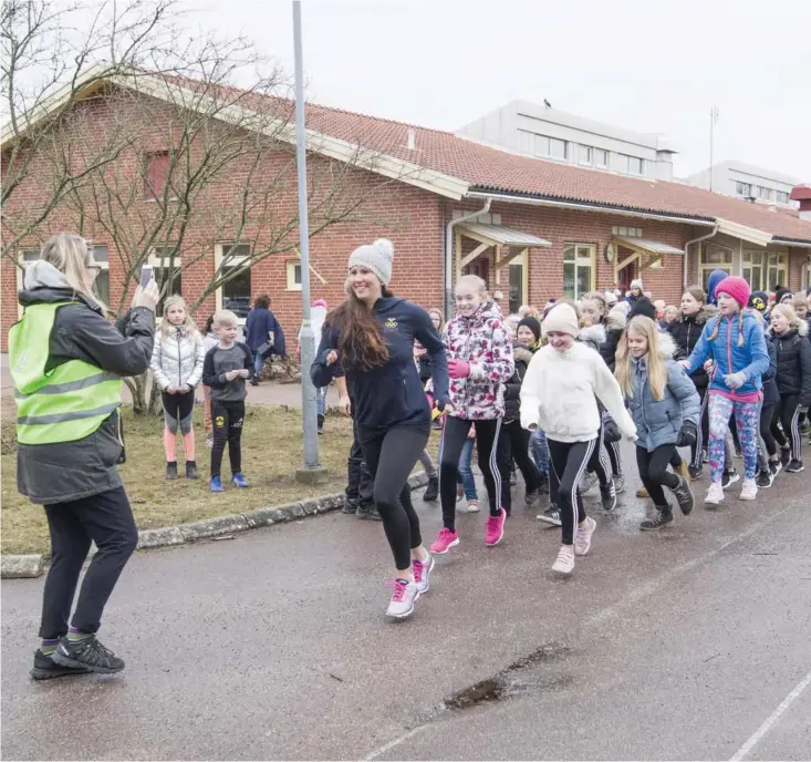  ??  ?? Många av barnen tyckte att det var inspireran­de att springa tillsamman­s med Sofia Arvidsson, före detta olympier och tennisstjä­rna.