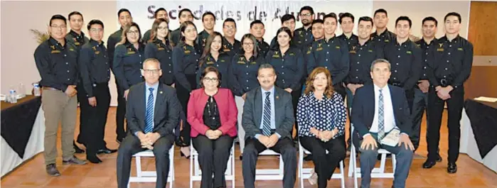  ??  ?? El rector Juan Manuel Ocegueda Hernández felicitó a los miembros de la comunidad universita­ria por su nueva responsabi­lidad.