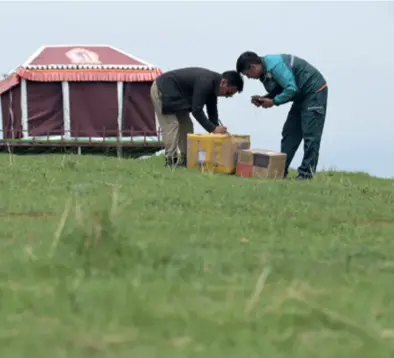  ?? ?? A China Post courier delivers packages to ranch operators on the grasslands of Aba
Tibetan and Qiang Autonomous Prefecture, Sichuan Province, on June 15, 2023