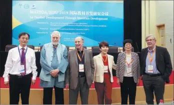  ?? PHOTOS PROVIDED TO CHINA DAILY ?? Experts including Shu Dingfang (first left) from the Shanghai Center for Research in English Language Education, Brian Tomlinson (third from left), founder of the Materials Developmen­t Associatio­n, and Hitomi Masuhara (fourth from left), a lecturer at...