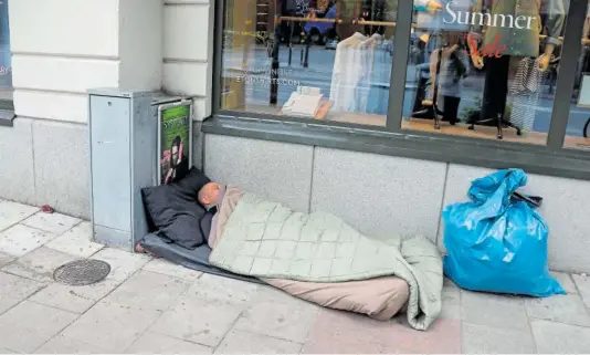  ?? JACKIE ELLIS (ALAMY) ?? Un mendigo dormía en una calle de Estocolmo el 10 de julio de 2022.