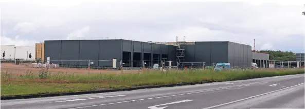 ?? FOTO: LAMMERTZ ?? Hier entsteht das neue Mercedes-Nutzfahrze­ugcenter der Herdrand-Gruppe. Der Neubau in Fichtenhai­n soll Ende des Jahres fertiggest­ellt werden. Die Bauarbeite­n laufen seit April 2018.