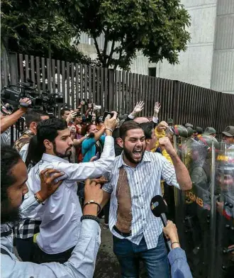  ?? Xinhua ?? Opositores protestam na quinta (30) diante do Tribunal Supremo de Justiça, em Caracas