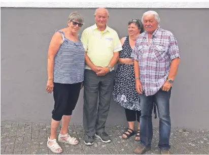  ?? FOTO: LICCIARDI ?? Monika Kurch, Rolf Stamm, Doris und Klaus Drose, Vorsitzend­er des KGV Honsberg (von
links), freuen sich über die Renaissanc­e der Kleingarte­nanlagen.