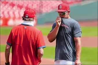  ?? JEFF ROBERSON/AP PHOTO ?? St. Louis Cardinals first baseman Paul Goldschmid­t, right, talks with manager Mike Shildt during practice on Sunday at Busch Stadium in St. Louis.