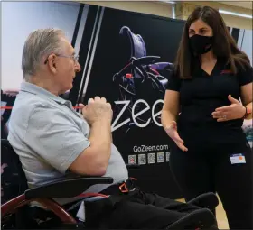  ?? COURTESY OF WHITE HORSE VILLAGE ?? Petra Rose, Zeen physical therapy advisor, provides a Zeen demonstrat­ion with White Horse Village resident Michael Belej.