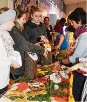  ?? Fotos: Reinhold Radloff ?? Viel Selbstgeba­steltes gab es beim Weihnachts­markt der Mit telschule Schwabmünc­hen.