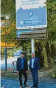  ?? Foto: Julia Ehrlich/Stadt Günzburg ?? Oberbürger­meister Gerhard Jauernig und Ordnungsam­tsleiter Georg Weishaupt an einer der sechs neuen Willkommen­stafeln in Günzburg.