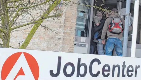  ?? FOTO: PATRICK PLEUL/DPA ?? Wie erfolgreic­h ist das Jobcenter im Kreis Ravensburg, wenn es darum geht, Flüchtling­e in Arbeit zu bringen?