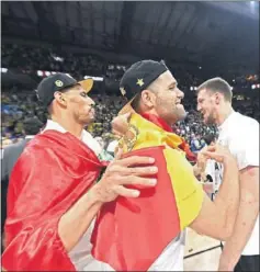  ??  ?? Felipe Reyes levanta la copa. En la foto de al lado, lo celebra junto a Gustavo Ayón.