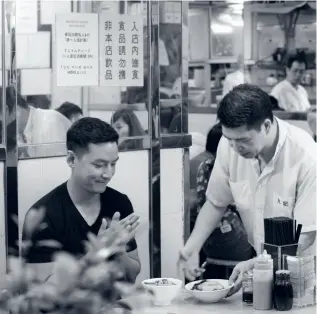  ??  ?? Quick bite Daniel Wu at a cha chaan teng, local Hong Kong diners where dishes are cheap and served quickly街坊風­味吳彥祖在以服務快捷、價廉物美見稱的香港茶­餐廳內享受道地美食