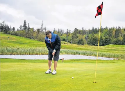  ?? DESIREE ANSTEY • SALTWIRE NETWORK ?? Terry Anstey aligns the ball correctly on the putting green and taps the ball into the cup.