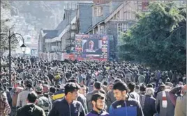  ?? DEEPAK SANSTA/HT ?? People gather at Scandal Point in Shimla on Monday as the results were being declared.