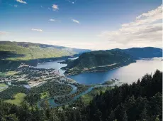  ?? DARREN ROBINSON/SHUSWAP TOURISM ?? Sicamous Lookout, left, offers breathtaki­ng views of the Sicamous Chanel, Shuswap Lake and Mara Lake, while Roderick Haig-Brown Park is a great place for hiking, biking or even a taking a rafting tour down the Adams River. The river is also a great...